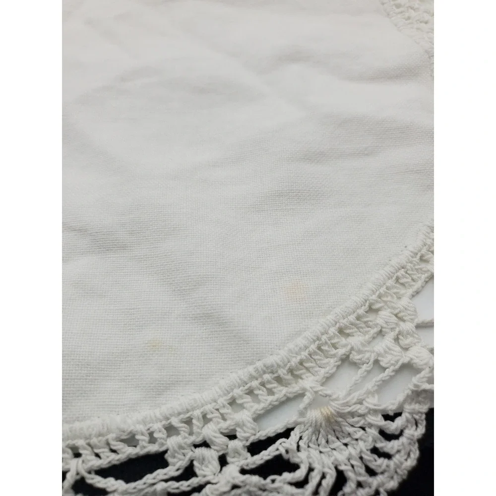 Vintage Mid-Century Small Oval Linen Doily Hand Crochet Lace Trim 13x10